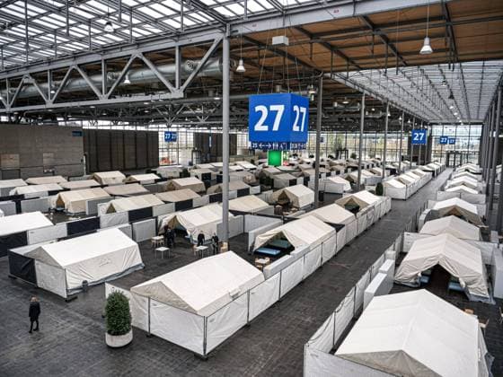 News Bilder des Tages Flüchtlingsunterkunft für 1152 Personen bereit Die Feuerwehr hat in einer großen Messehalle für 1152 Geflüchtete auf dem Messeglände in Hannover aufgebaut. *** Refugee shelter ready for 1152 people Firefighters set up in a large exhibition hall for 1152 refugees at the exhibition grounds in Hanover, Germany Copyright: xBerndxGüntherx