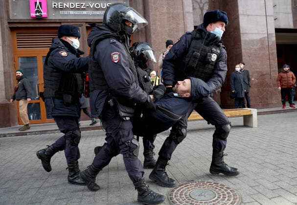 Bilder des Jahres 2022, News 03 MÃ¤rz News Themen der Woche KW09 News Bilder des Tages Ukraine-Konflikt, Polizei verhaftet Anti-Kriegs-Demonstranten in Moskau, Russland MOSCOW, RUSSIA - MARCH 6, 2022: Law enforcement officers detain a man during an unsanctioned protest against the special military operation announced by Russia s President Putin in Ukraine on February 24 in response to appeals for help from the leaders of the Donetsk and Lugansk People s Republics. Vyacheslav Prokofyev TASS  TS126B74