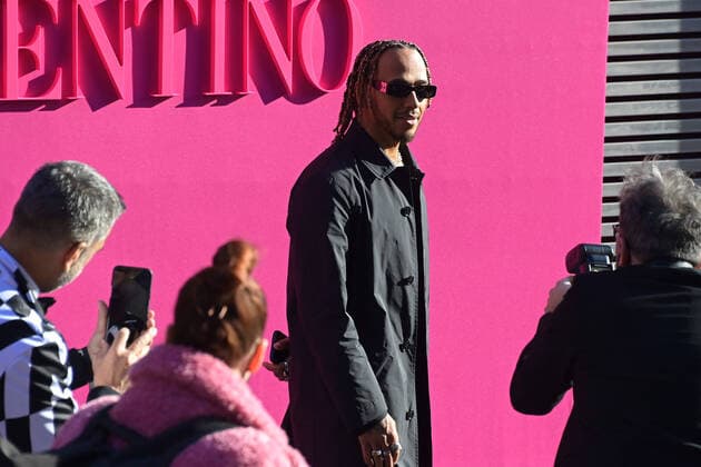 Bilder des Jahres 2022, Entertainment 03 März Entertainment Themen der Woche KW09 Lewis Hamilton CELEBRITES : Arrivees et departs du defile Valentino - Paris - 06 03 2022 FedericoPestellini Panoramic 