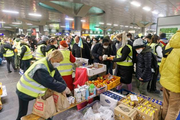 News Bilder des Tages Verteilung von Hilfsgütern an Flüchtlinge aus der Urkraine am Berliner Hauptbahnhof, Ukrainekrieg, Flucht, Vertreibung, Krieg, Vertreibung, Kriegsverbrechen Verteilung von Hilfsgütern an Flüchtlinge aus der Urkraine am Berliner Hauptbahnhof, Ukrainekrieg, Flucht, Vertreibung, Krieg, Vertreibung, Kriegsverbrechen *** Distribution of aid to refugees from the Urkraine at Berlin Central Station, Ukraine war, flight, expulsion, war, expulsion, war crimes Distribution of aid to refugees from the Urkraine at Berlin Central Station, Ukraine war, flight, expulsion, war, expulsion, war crimes