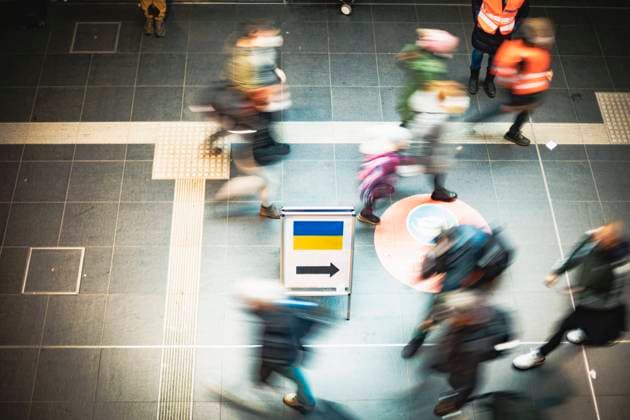 Bilder des Jahres 2022, News 03 März News Themen der Woche KW09 News Bilder des Tages Ankunft von Geflüchteten am Berliner Hauptbahnhof, Verteilung von Hilfsgütern an Flüchtlinge aus der Ukraine von freiwilligen Helfern am Berliner Hauptbahnhof. Mehrere Personen laufen an einem Hinweisschild für ankommende Ukraine-Flüchtlinge vorbei. Berlin Berlin Deutschland *** Arrival of refugees at Berlin Central Station, distribution of relief goods to refugees from Ukraine by volunteers at Berlin Central Station Several people walk past a sign for arriving Ukraine refugees Berlin Berlin Germany
