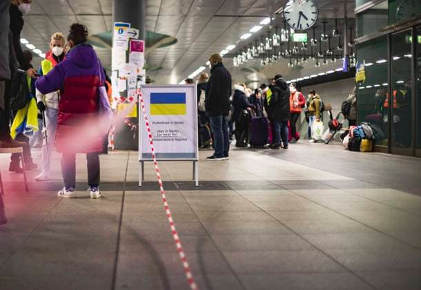 News Bilder des Tages Ankunft von Geflüchteten am Berliner Hauptbahnhof, Hinweisschilder für ankommende Ukraine-Flüchtlinge im Berliner Hauptbahnhof. Die Schilder sind in mehreren Sprachen übersetzt. Berlin Berlin Deutschland *** Arrival of refugees at Berlin main station, signs for arriving Ukraine refugees at Berlin main station The signs are translated into several languages Berlin Berlin Germany