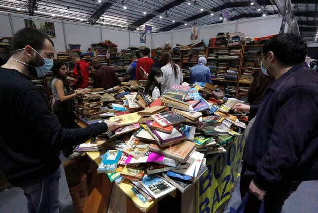 Bilder des Jahres 2022, News 03 März News Themen der Woche KW09 (220306) -- BEIRUT, March 6, 2022 -- People select books at the Beirut International and Arab Book Fair in Beirut, Lebanon, on March 6, 2022. ) TO GO WITH Feature: Lebanese book lovers, publishers keep unabated enthusiasm despite economic crisis LEBANON-BEIRUT-INTERNATIONAL AND ARAB BOOK FAIR BilalxJawich 