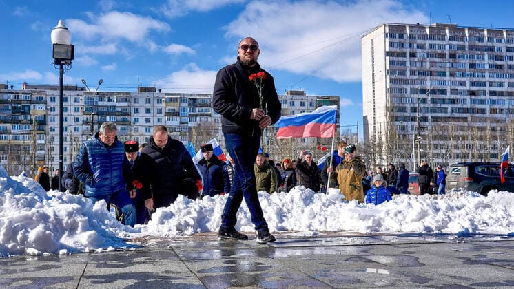 Bilder des Jahres 2022, News 03 März News Themen der Woche KW09 News Bilder des Tages March 6, 2022, Voronezh, Russia: Nationalists lay flowers at the Soviet Monument of Glory on the streets of Voronezh on a weekend of pro and anti-war protests..Over the weekend, pro and anti-war actions were held in Voronezh, located several hundred kilometers from the border with Ukraine. Voronezh Russia - ZUMAs197 20220306_zaa_s197_204 Copyright: xMihailxSiergiejeviczx
