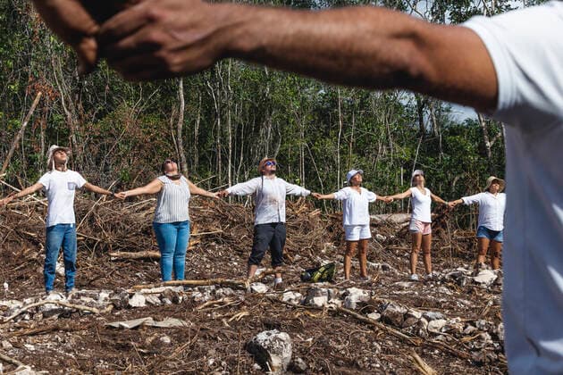 News Themen der Woche KW09 News Bilder des Tages Mexiko, Protest gegen Umweltzerstörung durch neues Bahnprojekt in Playa del Carmen Protest Against Ecocide Caused By Mayan Train Excavations PLAYA DEL CARMEN, MEXICO -MARCH 6, 2022: Activists join a peaceful demonstration to protest against the ecocide caused by the works of the Mayan Train that are destroying natural areas. On March 6, 2022 in Playa del Carmen, Mexico. (Photo by Natalia Pescador Eyepix Group) Copyright: xNataliaxPescadorx xEyepixxGroupx EYEPIX_NP_06032022_57446