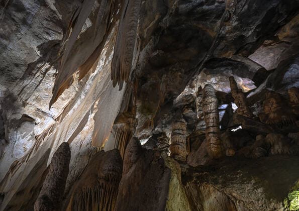 Rancho Nuevo Caves View of stalactites, stalagmites and flowstones inside the Rancho Nuevo cave, one of the many caves in the mountains around the city of San Cristobal de las Casas, just off federal highway 190 towards Comitan. The cave was discovered by Vicente Kramsky in 1947 and has a total length of 10.2 km and a depth of 550 meters. On Sunday, March 6, 2022, in Rancho Nuevo Ecotourism Park, San Cristobal de las Casas, Chiapas, Mexico. San Cristobal de las Casas Mexico  Copyright: xArturxWidakx originalFilename: widak-ranchonu220306_npfff.jpg