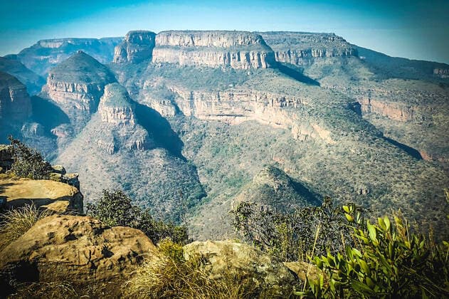 Creative Highlights World 18.07.2019, xlakx,Suedafrika Urlaub,Panorama Route emspor, v.l.Der Blyde River Canyon ist ein 26 Kilometer langer, bis 800 Meter tiefer und hauptsächlich aus rotem Sandstein bestehender Canyon. Er befindet sich an der Panorama Route nordöstlich von Johannesburg und gilt als eines der großen Naturwunder Afrikas Johannesburg *** 18 07 2019, xlakx,south africa vacation,panorama route emspor, v l The Blyde River Canyon is a canyon 26 kilometers long, up to 800 meters deep and mainly made of red sandstone It is located on the Panorama Route northeast of Johannesburg and is considered one of Africas great natural wonders Johannesburg
