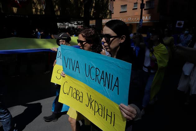 Ukrainian Community In Mexico Protests Against Russia After Deployment Of Armed Troops Members of the Ukrainian community in Mexico City hold up a sign as they march to the Angel of Independence to protest against Russian President Vladimir Putin, after he ordered the start of a military strategy in several Ukrainian cities. Mexico City Mexico  Copyright: xGerardoxVieyrax originalFilename: vieyra-notitle220306_npN3o.jpg