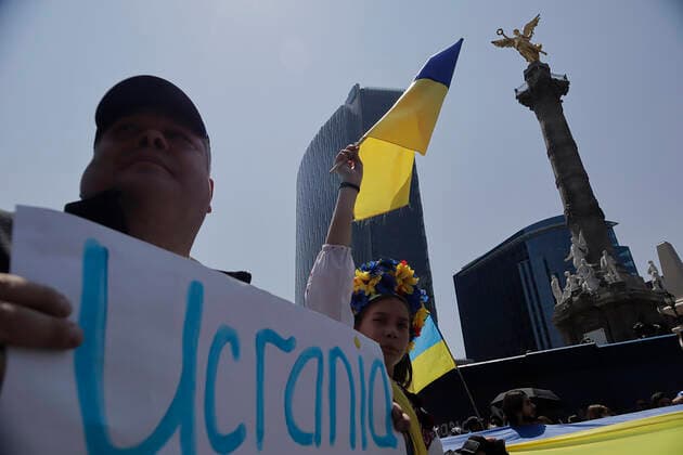 Ukrainian Community In Mexico Protests Against Russia After Deployment Of Armed Troops Members of the Ukrainian community in Mexico City protest at the Angel of Independence against Russian President Vladimir Putin, after he ordered the start of a military strategy in several Ukrainian cities. Mexico City Mexico  Copyright: xGerardoxVieyrax originalFilename: vieyra-notitle220306_np6qv.jpg
