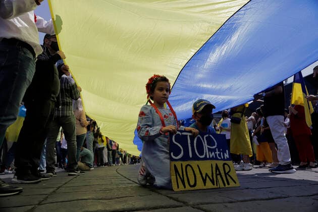 Ukrainian Community In Mexico Protests Against Russia After Deployment Of Armed Troops Children from the Ukrainian community in Mexico City stand under a flag in front of the Angel of Independence as a group of people protest against Russian President Vladimir Putin after he ordered the start of a military strategy in several Ukrainian cities. Mexico City Mexico  Copyright: xGerardoxVieyrax originalFilename: vieyra-notitle220306_npx84.jpg