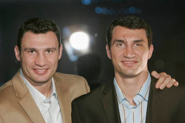 Die Brüder und Box-Weltmeister Vitali Klitschko (li.) und Wladimir Klitschko (re.) in Dresden. *** The brothers and boxing world champion Vitali Klitschko left and Wladimir Klitschko right in Dresden