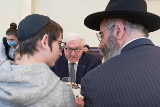 Bilder des Jahres 2022, News 03 März News Themen der Woche KW10 News Bilder des Tages Treffen des Bundespräsidenten Frank-Walter Steinmeier mit aus der Ukraine geflohenen Kindern der jüdischen Gemeinde Odessa sowie deren Begleiterinnen und Begleitern im Chabad Jüdisches Bildungszentrum Berlin -;Treffen des Bundespräsidenten Frank-Walter Steinmeier mit aus der Ukraine geflohenen Kindern der jüdischen Gemeinde Odessa sowie deren Begleiterinnen und Begleitern im Chabad Jüdisches Bildungszentrum Berlin -, Berlin Berlin Deutschland Chabad Jüdisches Bildungszentru *** Meeting of the Federal President Frank Walter Steinmeier with children of the Jewish community of Odessa who fled Ukraine and their companions at the Chabad Jewish Education Center Berlin Meeting of the Federal President Frank Walter Steinmeier with children o