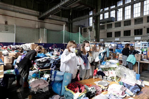 Bilder des Jahres 2022, News 03 März News Themen der Woche KW10 News Bilder des Tages Annahmestelle fuer die Aktion - Spendenbruecke Ukraine. Seit heute startet offiziell das zentrale Logistikzentrum fuer Spenden im Hangar 1 des Tempelhofer Flughafens seine Arbeit. Freiwillige Helferinnen und Helfer sortieren die eingehenden Sachspenden um sie dann den gefluechteten Menschen aus der Ukraine zur Verfuegung zu stellen. Ebenso werden Sachspenden in die Ukraine transportiert. DEU, Berlin, 07.03.2022 *** Receiving center for the campaign Donation Bridge Ukraine Since today, the central logistics center for donations in Hangar 1 of Tempelhof Airport officially starts its work Volunteers sort the incoming donations in kind to then make them available to the people who have fled Ukraine Donations in kind are also transported to Ukr