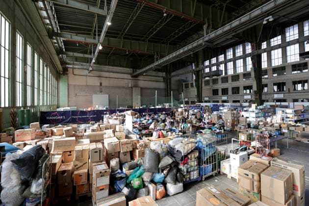 Annahmestelle fuer die Aktion - Spendenbruecke Ukraine. Seit heute startet offiziell das zentrale Logistikzentrum fuer Spenden im Hangar 1 des Tempelhofer Flughafens seine Arbeit. Freiwillige Helferinnen und Helfer sortieren die eingehenden Sachspenden um sie dann den gefluechteten Menschen aus der Ukraine zur Verfuegung zu stellen. Ebenso werden Sachspenden in die Ukraine transportiert. DEU, Berlin, 07.03.2022 *** Receiving center for the campaign Donation Bridge Ukraine Since today, the central logistics center for donations in Hangar 1 of Tempelhof Airport officially starts its work Volunteers sort the incoming donations in kind to then make them available to the people who have fled Ukraine Donations in kind are also transported to Ukr