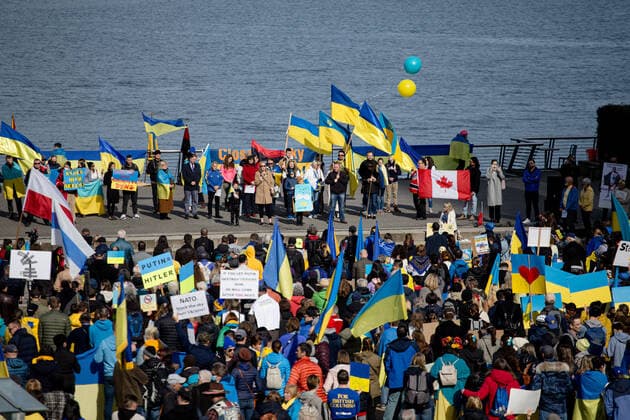 March 6, 2022, Vancouver, British Columbia, Canada: A large crowd gathers at Jack Poole Plaza in Vancouver, BC to show support for Ukraine against the invasion by Russia. Vancouver Canada - ZUMA Pho 20220306_mda_w171_548 Copyright: xRyanxWalterxWagnerx