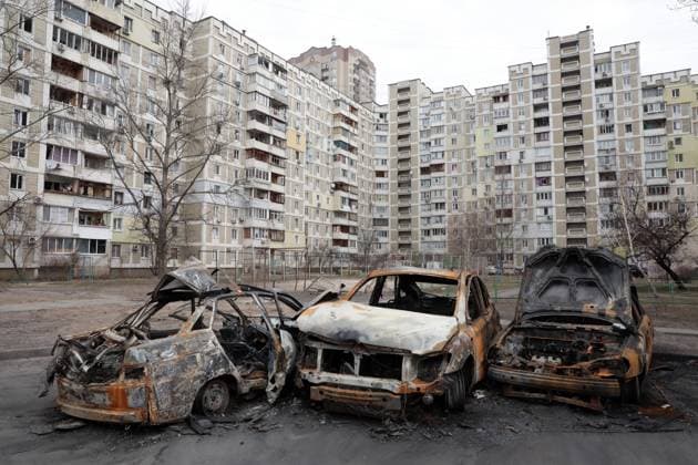 Ukraine-Krieg, Jahrestag der Invasion, Chronologie der Ereignisse, Archivbilder Bilder des Jahres 2022, News 03 März News Themen der Woche KW10 News Bilder des Tages KYIV, UKRAINE - MARCH 07, 2022 - Cars burnt down on February 27th as a result of shelling by the Russian army near a 16-story apartment building on Mykola Lavrukhin Street in Kyiv, capital of Ukraine Yard of high-rise apartment block shelled in Kyiv  Copyright: xHennadiixMinchenkox