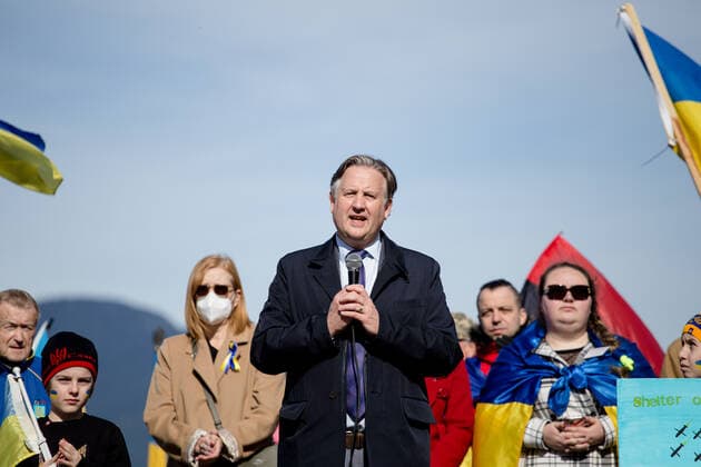 March 6, 2022, Vancouver, British Columbia, Canada: Vancouver mayor, Kennedy Stewart speaks to the crowd at a rally supporting Ukraine at Jack Poole Plaza. Vancouver Canada - ZUMA Pho 20220306_mda_w171_545 Copyright: xRyanxWalterxWagnerx
