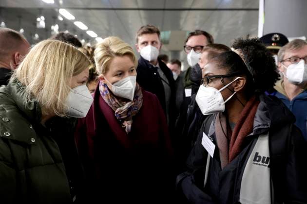 Nancy Faeser, Bundesministerin des Innern und fuer Heimat, SPD, und Franziska Giffey, Regierende Buergermeisterin von Berlin, SPD, besuchen die Anlaufstelle fuer Gefluechtete im Berliner Bahnhof und unterhalten sich mit freiwilligen Helferinnen, DEU, Berlin, 07.03.2022 *** Nancy Faeser, Federal Minister of the Interior and Home Affairs, SPD, and Franziska Giffey, Governing Mayor of Berlin, SPD, visit the drop-in center for refugees at the Berlin train station and talk to volunteers, DEU, Berlin, 07 03 2022