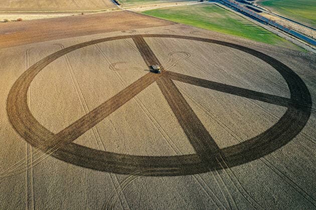 Bilder des Jahres 2022, News 03 März News Themen der Woche KW10 News Bilder des Tages Erfurt , 070322 , Landwirt zeichnet 200m großes Peace-Symbol auf sein Feld Im Bild: Rüdiger Ritz (53) von der Agrar GmbH und Co.KG Ermstedt grubbert ein 200m großen Peace-Symbol auf einem Feld bei Erfurt *** Erfurt , 070322 , Farmer draws 200m large peace symbol on his field In the picture Rüdiger Ritz 53 from the Agrar GmbH und Co KG Ermstedt digs a 200m large peace symbol on a field near Erfurt