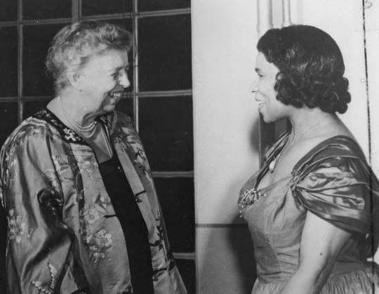 Berühmte Feministinnen, Eleanor Roosevelt On May 22, 1953 Eleanor Roosevelt met African American opera star Marian Anderson in Japan _ _ 1062_05_l_-6410-