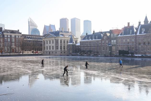 IMAGO Creative, Jahreszeit Winter, Eislaufen The Hague, Netherlands, February 12, 2021. Ice fun on the Hofvijver. Although the pond has not yet completely frozen over in some places, several daredevils are already venturing onto the ice. It does make for nice pictures. *** The Hague, Netherlands, February 12, 2021 Ice fun on the Hofvijver Although the pond has not yet completely frozen over in some places, several daredevils are already venturing onto the ice It does make for nice pictures  Copyright: xANPx xSandraxUittenbogaartx x445072096x originalFilename: 445072096.jpg