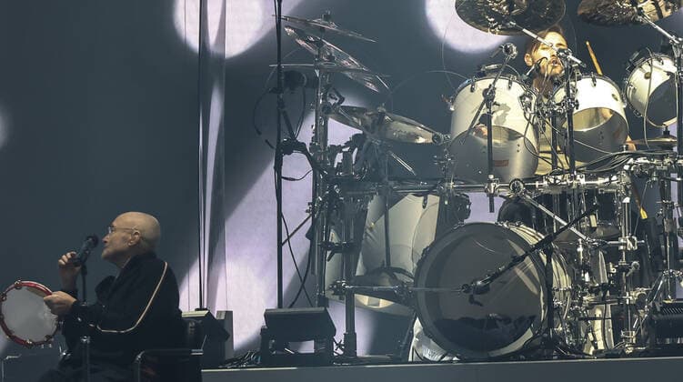 Konzert von Genesis, @ Mercedes Arena, Berlin Genesis, Gesang Phil Collins Keyboard Tony Banks Bass, Gitarre Mike Rutherford Schlagzeug (live) Nicholas Nic Collins