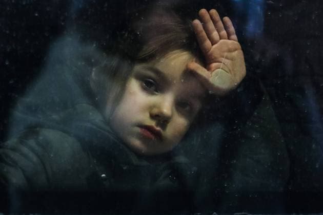 News Themen der Woche KW10 News Bilder des Tages Ukraine-Konflikt, Polen, Eindrücke aus Przemysl Ukrainians Arrive At The Train Station In Poland Refugee girl from Ukraine who arrived from Przemysl is seen on a train at the main railway station in Krakow, Poland on March 7, 2022. Russian invasion on Ukraine can cause a mass exodus of refugees to Poland. Krakow Poland  Copyright: xBeataxZawrzelx originalFilename: zawrzel-ukrainia220307_npD6n.jpg