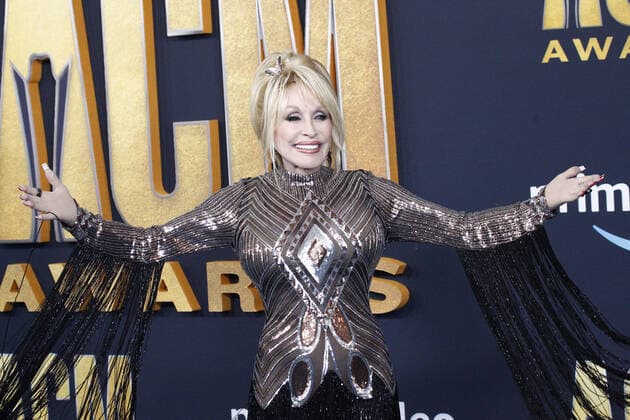 Country singer Dolly Parton arrives for the 2022 Academy of Country Music Awards at Allegiant Stadium in Las Vegas, Nevada on Monday, March 7, 2022.  LAV20220307087 JAMESxATOA