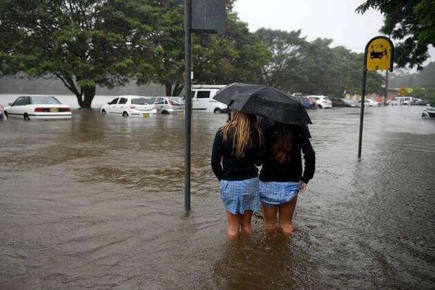 News Themen der Woche KW10 News Bilder des Tages Australien, Überschwemmungen in New South Wales FLOODS NSW, Flooding from a swollen Manly Creek is seen inundating cars and the street at Campbell Parade, in Manly Vale, north of Sydney, Tuesday, March 8, 2022. Manly Dam in Sydney s north is spilling over and residents are being urged to flee with 800 homes at risk of flooding. ( NO ARCHIVING, EDITORIAL USE ONLY, NO USE IN BOOKS WITHOUT CONSENT SYDNEY NSW AUSTRALIA  Copyright: xDANxHIMBRECHTSx 20220308001632729828