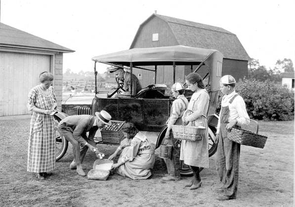 Photograph of Purchasing Eggs ca 1919-1929 1062_05_l_-7181-