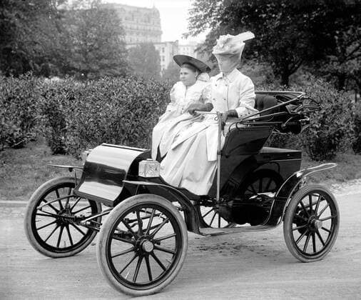 Woman driving an auto in very early 1900s _ _ 1062_05_l_-7338-
