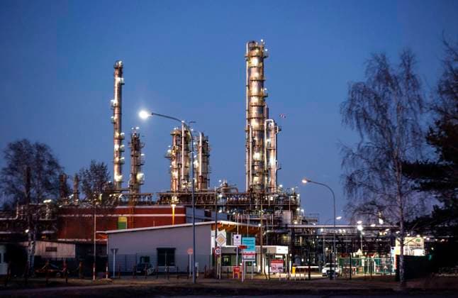 PCK Raffinerie Schwedt Schwedt, 07.03.2022 - PCK-Raffinerie GmbH in Schwedt. Ueber die Pipeline Freundschaft wird die PCK Raffinerie mit Rohoel aus Russland versorgt. Dem russischen Energiekonzern Rosneft gehoert ein Grossteil der Raffinerie. Aufgrund des Krieges in der Ukraine wird uber ein Verbot der Einfuhr von russischem Rohoel und Gas nachgedacht. Schwedt Brandenburg Deutschland *** PCK Raffinerie Schwedt Schwedt, 07 03 2022 PCK Raffinerie GmbH in Schwedt The PCK refinery is supplied with crude oil from Russia via the Freundschaft pipeline The Russian energy group Rosneft owns a large part of the refinery Due to the war in Ukraine, a ban on imports of Russian crude oil and gas is being considered Schwedt Brandenburg Germany