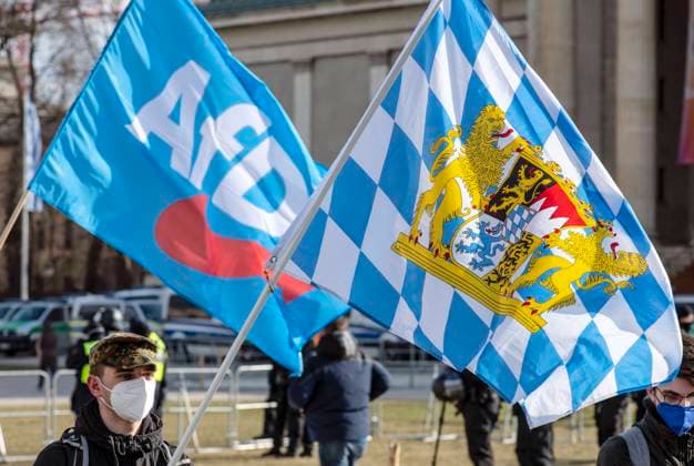 Deutsche Parteien: AfD, Symbolbilder AfD-Parteifahne und Bayernfahne bei AfD Kundgebung auf dem Königsplatz, München 5. März 2022 nachmittags DEU, Deutschland, München, 5. März 2022, AfD-Fahne und Bayernfahne bei AfD Corona Kundgebung, im Rahmen eines bundesweiten Aktionstags der AfD, Motto Gesund ohne Zwang, Querdenker gegen Coronamassnahmen und Impfpflicht, auf dem Königsplatz, nachmittags ab 14 Uhr, März 2022, ca. 200 Teilnehmer, Demonstranten, Bayern, Querformat *** AfD party flag and Bavaria flag at AfD rally on Königsplatz, Munich 5 March 2022 afternoon DEU, Germany, Munich, 5 March 2022, AfD flag and Bavaria flag at AfD Corona rally, in the context of a nationwide day of action of the AfD, motto Healthy without constraint, lateral thinkers against Corona measures
