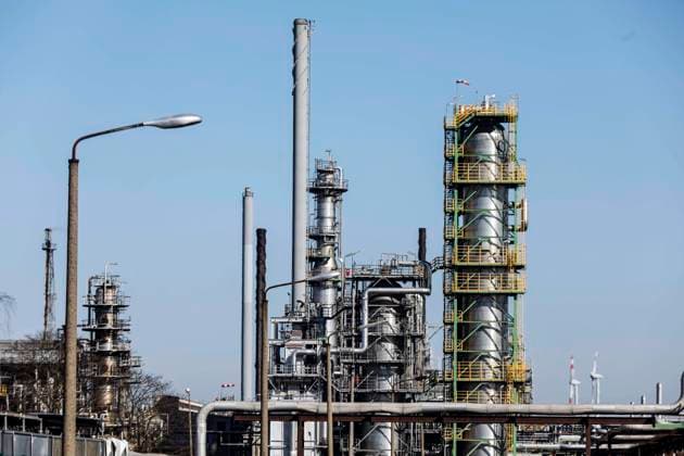 PCK Raffinerie Schwedt Schwedt, 07.03.2022 - PCK-Raffinerie GmbH in Schwedt. Ueber die Pipeline Freundschaft wird die PCK Raffinerie mit Rohoel aus Russland versorgt. Dem russischen Energiekonzern Rosneft gehoert ein Grossteil der Raffinerie. Aufgrund des Krieges in der Ukraine wird uber ein Verbot der Einfuhr von russischem Rohoel und Gas nachgedacht. Schwedt Brandenburg Deutschland *** PCK Raffinerie Schwedt Schwedt, 07 03 2022 PCK Raffinerie GmbH in Schwedt The PCK refinery is supplied with crude oil from Russia via the Freundschaft pipeline The Russian energy group Rosneft owns a large part of the refinery Due to the war in Ukraine, a ban on imports of Russian crude oil and gas is being considered Schwedt Brandenburg Germany
