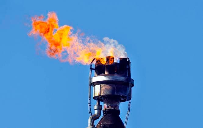 PCK Raffinerie Schwedt Schwedt, 07.03.2022 - Ueberschuessiges Gas aus der Rohoelverarbeitung der PCK-Raffinerie GmbH in Schwedt wird verbrannt. Ueber die Pipeline Freundschaft wird die PCK Raffinerie mit Rohoel aus Russland versorgt. Dem russischen Energiekonzern Rosneft gehoert ein Grossteil der Raffinerie.Aufgrund des Krieges in der Ukraine wird uber ein Verbot der Einfuhr von russischem Rohoel und Gas nachgedacht. Schwedt Brandenburg Deutschland *** PCK Raffinerie Schwedt Schwedt, 07 03 2022 Excess gas from crude oil processing at PCK Raffinerie GmbH in Schwedt is burned The PCK refinery is supplied with crude oil from Russia via the Freundschaft pipeline The Russian energy company Rosneft owns a large part of the refinery Due to the
