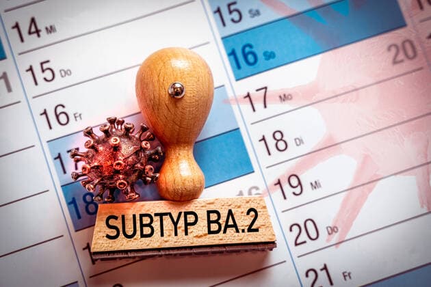 Stempel auf einem Kalender mit der Aufschrift Subtyp B A 2 Omikron Variante, Mutation des Corona Virus Covid 19 FOTOMONTAGE