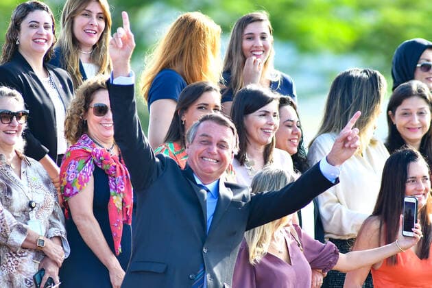 Bilder des Jahres 2022, News 03 März News Themen der Woche KW10 News Bilder des Tages BRASÍLIA, DF - 08.03.2022: BOLSONARO HASTEAMENTO DA BANDEIRA - This Tuesday (08) President Jair Bolsonaro (PL) participates in the Flag Raising Ceremony at Palácio da Alvorada on International Women& 39;s Day. In the photo, President Jair Bolsonaro, First Lady Michelle Bolsonaro and guests. x2177497x  AntonioxMolina