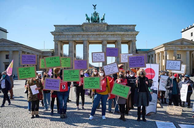 News Themen der Woche KW10 News Bilder des Tages Kundgebung der Frauenrechtsorganisation Terre des Femmes am Dienstag (08.03.2022) zum Thema Was hat die Frauenbewegung schon erreicht? Fuer was muessen wir noch kaempfen? am Brandenburger Tor in Berlin. Der Internationale Frauentag ist in Berlin seit drei Jahren ein Feiertag. In diesem Jahr steht das Leid der ukrainischen Frauen besonders im Fokus. Der Frauentag erinnert jedes Jahr am 8. Maerz seit mehr als 100 Jahren an die Rechte von Frauen, die bereits durchgesetzt worden sind oder die noch erkaempft werden muessen. Am ersten internationalen Frauentag 1911 sind Millionen von Frauen in mehreren Laendern auf die Strasse gegangen. (Siehe epd-Meldung vom 08.03.2022) *** Local Caption *** 00369371 Kundgebung zum internationalen Frauentag Copyright: epd-bild ChristianxDitsch EDITORIAL USE ONLY