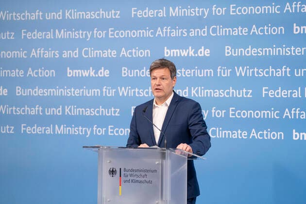 Bilder des Jahres 2022, News 03 März News Themen der Woche KW10 News Bilder des Tages Pressestatement von Robert Habeck, Bundesminister für Wirtschaft und Klimaschutz nach dem per Videokonferenz stattgefundenen Sonder-Energieministertreffen zur Erörterung der Versorgungslage im Zusammenhang mit dem Krieg in der Ukraine und den russischen Energielieferungen ;Pressestatement von Robert Habeck, Bundesminister für Wirtschaft und Klimaschutz nach dem per Videokonferenz stattgefundenen Sonder-Energieministertreffen zur Erörterung der Versorgungslage im Zusammenhang mit dem Krieg in der Ukraine und den russischen, Berlin Berlin Deutschland Bundeswirtschaftsministerium *** Press statement by Robert Habeck, Federal Minister for Economic Affairs and Climate Protection after the special energy ministers meeting held by video con