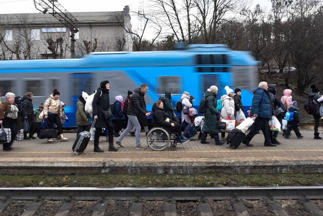 News Themen der Woche KW10 News Bilder des Tages Hundreds of refugees are pictured upon their arrival at the secondary railway station in Lviv, that has been enabled to receive people from Dnipro, Zaporizhzhia and other areas of Ukraine who flee their homes due to the Russian invasion and war on the country. EFE Borja Sanchez Trillo Refugees at the secondary railway station in Lviv !ACHTUNG: NUR REDAKTIONELLE NUTZUNG!  Copyright: xBorjaxSanchezxTrillox GRAF3027 20220308-badcbdc327834056935eecc9356674bc8cfc9e1a