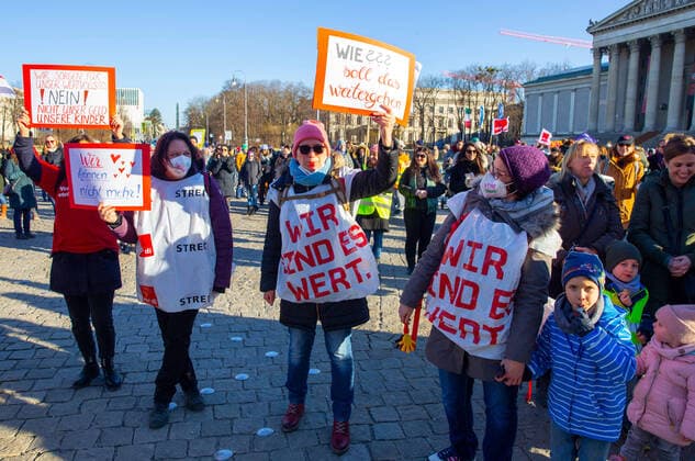 News Themen der Woche KW10 News Bilder des Tages Die Gewerkschaften Verdi und GEW haben die Mitarbeitenden aller städtischen Kitas zu einem Warnstreik aufgerufen auf dem Königsplatz in München Datum: 08.03.2022 *** The unions Verdi and GEW have called the employees of all municipal daycare centers to a warning strike on Königsplatz in Munich Date 08 03 2022