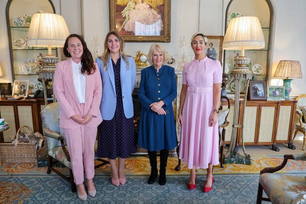Entertainment Themen der Woche KW10 Entertainment Bilder des Tages . 08 03 2022. London, United Kingdom. Camilla, Duchess of Cornwall, with members of Team ExtraOARdinary, who rowed their 23-foot boat ÒDolly PartonÓ 3,000 miles from La Gomera in the Canaries to English Harbour in Antigua in 42 days to raise money for cancer charities, at a reception at Clarence House in London.  xPoolx xi-Imagesx IIM-23182-0018