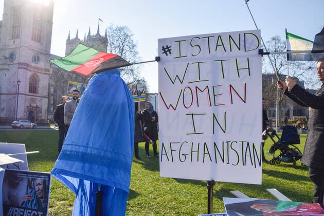 Frauen unter dem Taliban Regime in Afghanistan March 8, 2022, London, England, United Kingdom: A sign supporting women in Afghanistan is seen next to a burka. Demonstrators gathered in Parliament Square on International Women s Day in support of women in Afghanistan and in protest against the Taliban. London United Kingdom - ZUMAv130 20220308_zip_v130_004 Copyright: xVukxValcicx