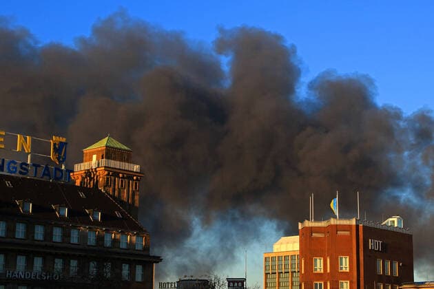 News Themen der Woche KW10 News Bilder des Tages Großbrand in einem Essener Möbellager In Essen ereignete sich ein Großbrand mit extrem starker Rauchentwicklungen. Ein Möbellager steht in Flammen und die Feuerwehr eilte mit zahllosen Kräften zum Einsatzort. Die Rauchwolke war über viele Kilometer hin zu sehen und zog über die Innenstadt von Essen. Essen Nordrhein-Westfalen Deutschland Kray *** Major fire in a furniture warehouse in Essen A major fire occurred in Essen with extremely heavy smoke A furniture warehouse is in flames and the fire department rushed to the scene with countless forces The cloud of smoke was visible for many kilometers and moved over the city center of Essen North Rhine Westphalia Germany Kray