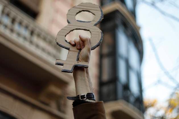 8M. Demonstration For Women s Day In Granada, Spain A man shows the number eight mixed with the female symbol during a demonstration in the International Women s Day in Granada on March 08, 2022. About 30,000 people, according to the Police, march through the streets of Granada (Spain) and recover the massive demonstration before the restrictions of the Covid pandemic. Granada Granada Spain  Copyright: xÃ?lexxCamarax originalFilename: camaramartinez-8mdemons220308_npSdc.jpg