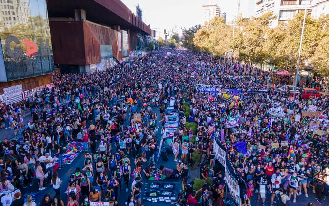 Bilder des Jahres 2022, News 03 März News Themen der Woche KW10 News Bilder des Tages Santiago, 8 marzo 2022. Marcha en conmemoracion del dia internacional de la mujer. Marcelo Hernandez Aton Chile, Santiago Chile Aton_588324 *** Santiago, March 8, 2022 March in commemoration of International Womens Day Marcelo Hernandez Aton Chile, Santiago Chile Aton 588324  Copyright: MARCELOxHERNANDEZ ATONxCHILE