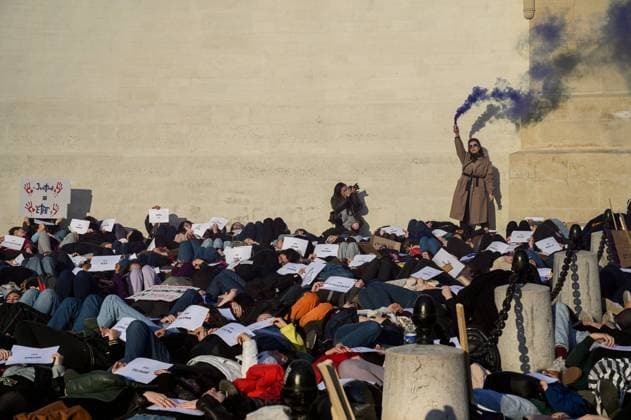 Bilder des Jahres 2022, News 03 März News Themen der Woche KW10 News Bilder des Tages Hundreds of demonstrators make a DIE-IN in front of Pere Lachaise against the Feminicides of 2022, during the march for the International Women s Rights Day in Paris, March 8, 2022  JulienxMattiax xLexPictorium LePictorium_0260999