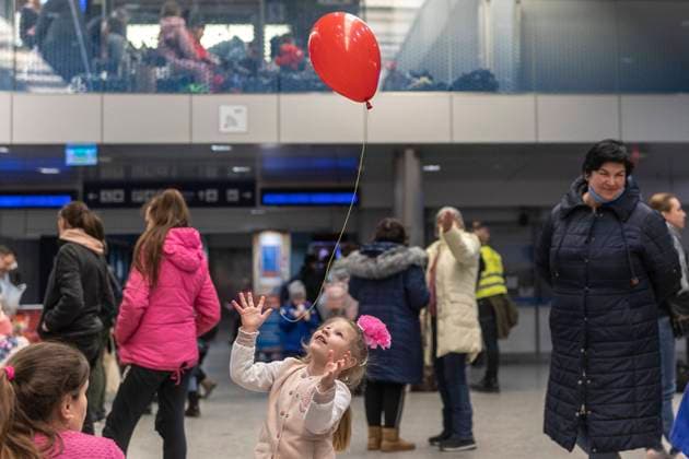 News Themen der Woche KW10 News Bilder des Tages Hundreds of refugees from Ukraine, who flee their homes due to the Russian invasion and war on the country, wait at the train station in Krakow, Poland, 08 March 2022, as groups of volunteers hand out food and drinks. Ukrainian refugees wait at Krakow station !ACHTUNG: NUR REDAKTIONELLE NUTZUNG!  Copyright: xRodrigoxJiménezx GRAF3583 20220308-eb310b2952c5fc9ce5bb62e3abde4e4536c14684