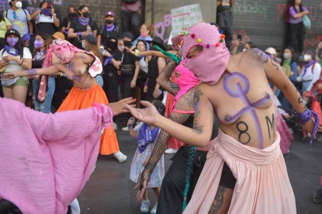 News Bilder des Tages International Women™s Day Commemoration MEXICO CITY, MEXICO - MARCH 8, 2022: Women take part during a performance while join demonstration from the Angel of Independence to the Mexico City downtown to protest against gender violence to commemorate International Women s Day. On Mar 8, 2022 In Mexico City, Mexico. (Photo by Jeannette Flores Eyepix Group) Copyright: xJeannettexFloresx xEyepixxGroupx EYEPIX_JFL_08032022_57736