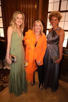 WOMAN OF THE YEAR AWARD 2022 Wien, Hotel Hyatt, 08. 03. 2022 Nina RUGE, Uschi PÖTTLER FELLNER, Arabella KIESBAUER